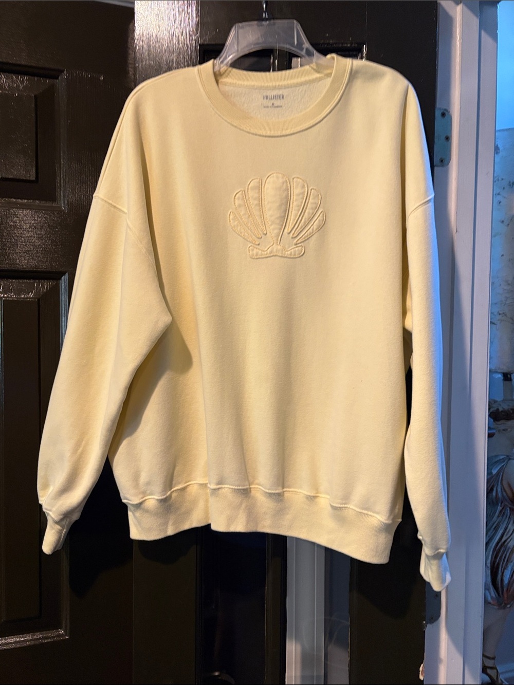 Hollister Pale Yellow Shell Embroidered Crewneck Sweatshirt